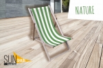 Ahşap teras üzerinde çizgili, Nature reklam grafikli ve Sun Shade logolu ahşap bahçe şezlongu.