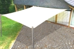 Vela de sombra retangular branca 3,2x5,0 m montada sobre um terraço pavimentado junto à casa.