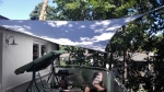 Vela ombreggiante premium bianca impermeabile 3x5 su terrazza con mobili, protezione da sole e pioggia.