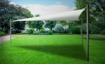 Voile d'ombrage triangulaire blanche imperméable premium 4,2x4,2x5,9 montée sur des mâts dans un jardin.
