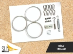 Kit di montaggio per vela ombreggiante triangolare: cavi in acciaio, moschettoni, tenditore e supporti.