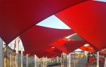 Vele ombreggianti triangolari rosse premium impermeabili, 5,2x5,2x5,2 m, che fanno ombra su un vialetto esterno.