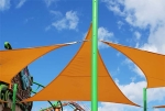 Vela ombreggiante premium impermeabile 5x5x7m gialla, montata su pali metallici.