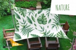 Tenda a vela rettangolare 3x4m con stampa foglie di monstera, montata sopra mobili in legno sul terrazzo.