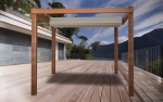 Göl manzaralı bir terasta ahşap pergola üzerine monte edilmiş 1,5x5 m boyutlarında su geçirmez geri çekilebilir gölgelik.