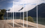 Voile d'ombrage Pas rzymski 2,1x7 m blanche installé sur une terrasse avec vue sur le lac et les montagnes.
