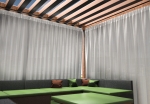 Perdea la comandă într-un foișor modern cu mobilier de grădină verde și acoperiș din lemn.
