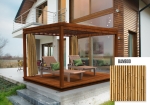 Cortina de terraza a medida con motivo de bambú instalada en una pérgola de madera moderna junto a la casa.
