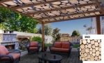 Cinta gráfica para cenador con motivo de madera instalada en una pérgola sobre un conjunto de muebles de jardín con sofá y sillones.