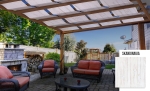 Grafische paviljoenbaan Skandinavia met witte houtnerf, gemonteerd op een bruine pergola boven een beglaasd terras met meubels.