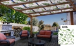 Grafik-Pavillonstreifen mit Farnblattmuster auf einer Holzpergola über Gartenmöbeln montiert.
