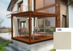 Cortina de cenador Premium en color crudo en una terraza con pérgola, a juego con tumbonas de madera y una casa moderna.