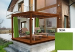 Ahşap pergola üzerine şezlonglarla birlikte monte edilmiş, yeşil renkte özel ölçü su geçirmez bahçe perdesi.