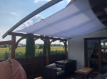 Vela ombreggiante premium bianca impermeabile 3x2,5m montata su terrazza con struttura in legno.