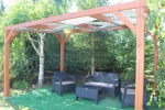 Bande de pavillon imperméable 0,4x5m montée sur le toit d'une pergola en bois avec salon de jardin.