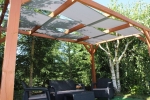 Bahçe çardağı için 0,7x5m beyaz su geçirmez şerit, bahçe mobilyalı ahşap pergola üzerine monte edilmiş.