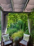 Koltuklu teras üzerinde metal pergola üzerine monte edilmiş 3x3 m su geçirmez açılır kapanır bahçe yelkeni.