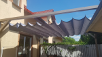Siva horizontalna rimska zavjesa premium Decor 3x3 na terasi obiteljske kuće, zaštita od sunca u vrtu.