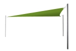 Toldo vela premium impermeable 4,2x4,2x5,9 m en color verde, montado sobre tres mástiles de acero.