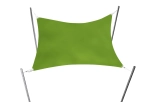 Vela ombreggiante rettangolare verde premium impermeabile 3x2,5 m tesa su quattro pali su sfondo bianco.