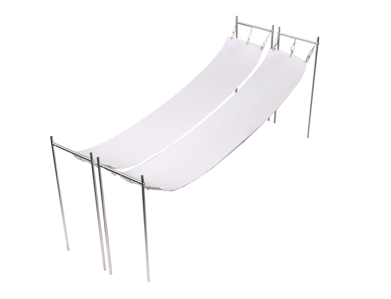 Vedenpitävä valkoinen roomalainen purje 1,5x7 m metallirakenteessa, ihanteellinen suoja aurinkoa ja sadetta vastaan.