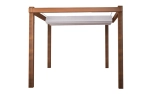 Voile d'ombrage blanche rétractable sur mesure montée sur une pergola de jardin en bois.