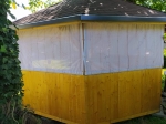 Perdea tip voitaj la comandă cu grafică montată pe foișor de lemn, protecție solară.