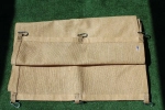 Bandă aurie de umbrire HDPE pentru foișor, 0,4x5 m, cu carabiniere metalice pe fundal verde.