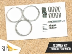 Kit di montaggio per tenda a vela triangolare su legno: corde, moschettoni, viti, supporti e tenditore.