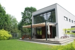 Store romain horizontal clair Premium Decor 2,5x3 protégeant du soleil une terrasse moderne avec mobilier de jardin.