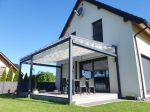 Γκρι οριζόντιο ρωμαϊκό στόρι premium Decor διαστάσεων 2,5x3 μ. τοποθετημένο σε μοντέρνα βεράντα σπιτιού.