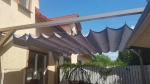 Γκρι οριζόντια ρωμαϊκή κουρτίνα premium Decor διαστάσεων 2,5x3 m τοποθετημένη σε ξύλινη κατασκευή βεράντας.