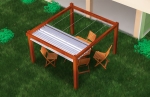 Horizontaal premium vouwgordijn Decor van 2,5x3 m gemonteerd op een houten tuinpergola met meubels.