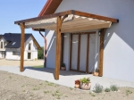 Εξωτερική οριζόντια ρωμαϊκή κουρτίνα premium Decor 2,5x3 τοποθετημένη σε ξύλινη πέργκολα βεράντας στο σπίτι.