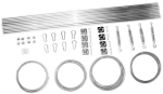 Kit de montage pour stores bais sur bois : câbles en acier, mousquetons, tendeurs, supports et tiges de renfort.