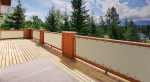 Brise-vue de balcon beige en HDPE sur mesure installé sur une terrasse en bois avec vue sur la forêt et les montagnes.