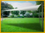 Toldo vela triangular blanco 4,2x4,2x5,9 m instalado sobre postes en el jardín.
