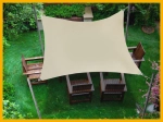 Vela ombreggiante beige impermeabile 3x2,5 m installata sopra mobili da giardino in legno sul prato.