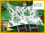 Vela ombreggiante impermeabile 3x3 m con foglie di monstera sopra mobili in legno sul terrazzo. Firma Sun Shade.