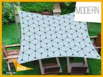 Vela de sombra impermeável 3x4,5m com padrão geométrico moderno sobre móveis de terraço.