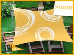 Vela ombreggiante impermeabile gialla 3x4 con motivo grafico bianco sopra sedie da giardino in legno.