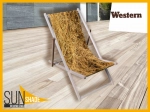 Șezlong din lemn pliat cu imprimeu imitație de fân, din seria Western marca SunShade, pe un fundal de scânduri de terasă deschise.