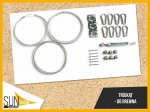 Set de montare triunghiular Sunshade pentru lemn cu cabluri de oțel, carabinere și șuruburi pe fundal de nisip.
