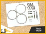 Kit de fixation mixte pour voile d'ombrage triangulaire : câbles d'acier, mousquetons et tendeur sur sable.