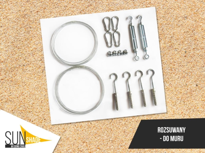Montageset für ausziehbare Sonnensegel an der Wand: Stahlseile, Spannschrauben, Karabiner, Klemmen und Hakenbolzen.