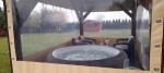 Capa de terraço transparente feita à medida com janela em PVC para pavilhão com jacuzzi moderno.