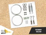 Metalen montageset voor schaduwdoek: staalkabels, karabijnhaken, spanschroeven en wandhouders op zand.