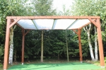 Vela de sombra mesh branca económica montada à medida numa pérgola de madeira moderna.