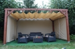 Kahverengi bahçe mobilyalı ahşap pergola üzerine monte edilmiş özel yapım yatay HDPE Roma jaluzi.