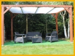 Preiswertes Sonnensegel nach Maß an einer Holzpergola über Gartenmöbeln im Wald montiert.